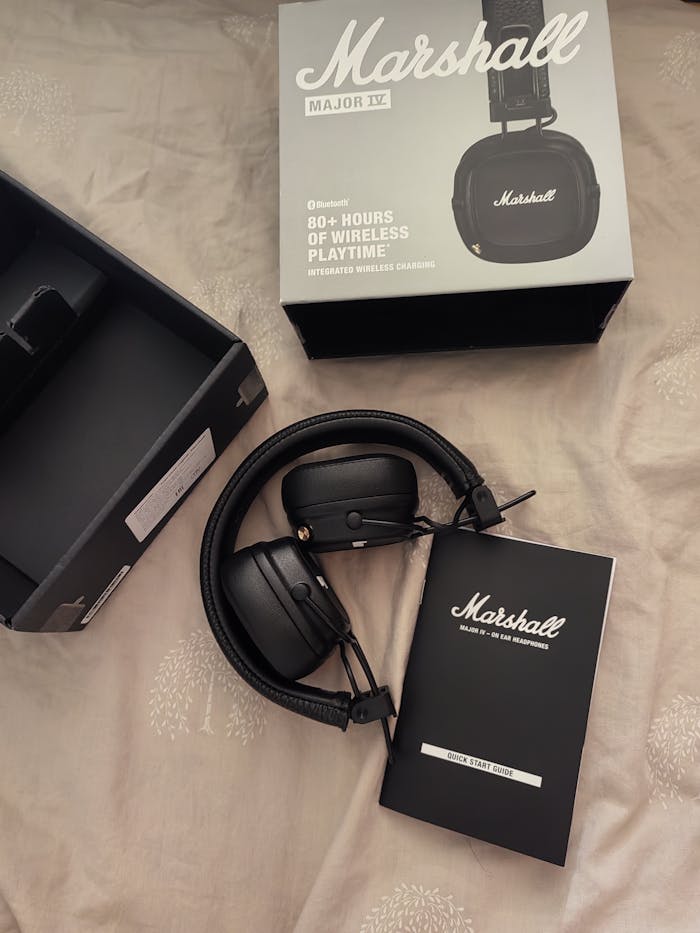 about-01 Marshall Major IV Bluetooth headphones with box and user manual on display.